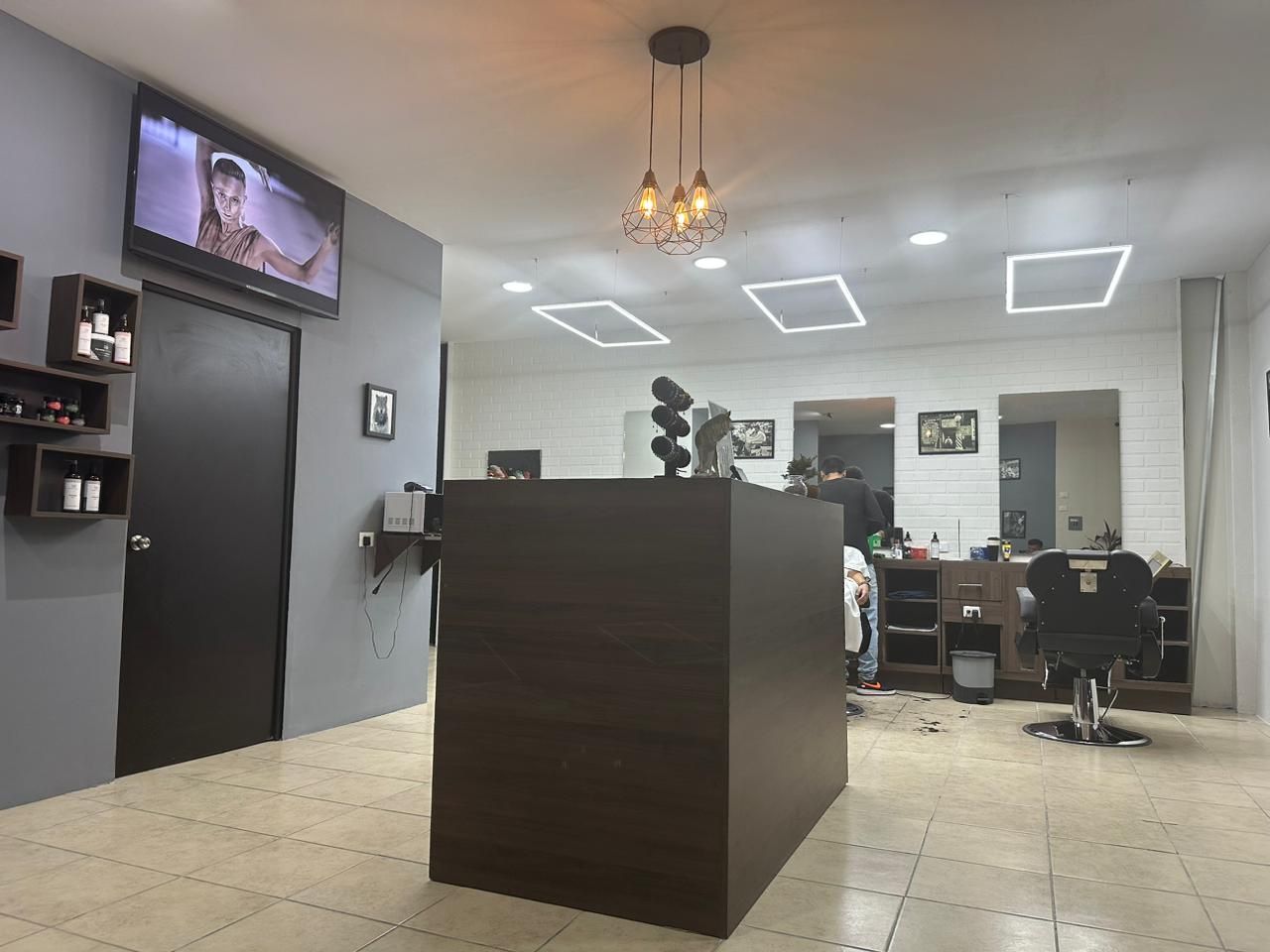 Interior de Barbería Wolf con sillones y espejos